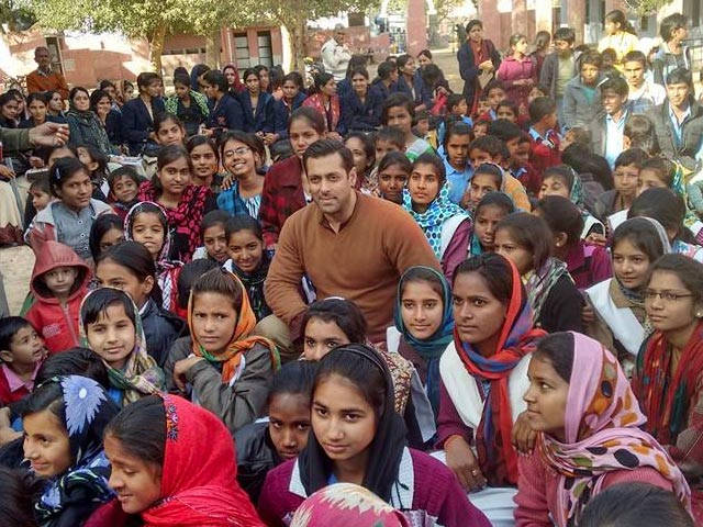 bajrangi bhaijaan salman khan with fans