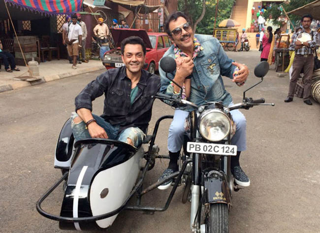 Dharmendra Recreate Sholay's Jai-Viru Pose with Bobby Deol for Yamla Pagla Deewana 3